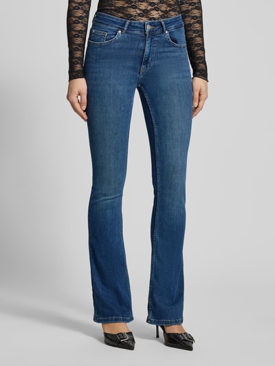 Frauenmodel trägt Flared Fit Jeans im 5-Pocket-Design von Review aus elastischem Baumwoll-Mix in Blau, Nahaufnahme Unterkörper, Vorderansicht.