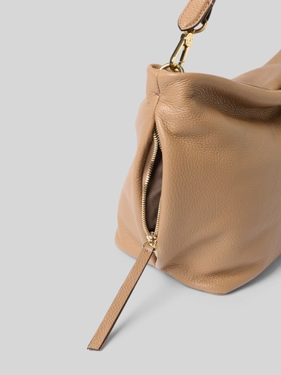 Produktfoto, Handtasche aus Leder mit Label-Detail Modell 'EBONY BIG' von Abro in Beige, goldfarbene Karabinerhaken, strukturierte Oberfläche, Reißverschluss, Detailaufnahme, Damen Handtasche, Hauptfach groß, Schultergurt verstellbar, Reißverschlussfach innen