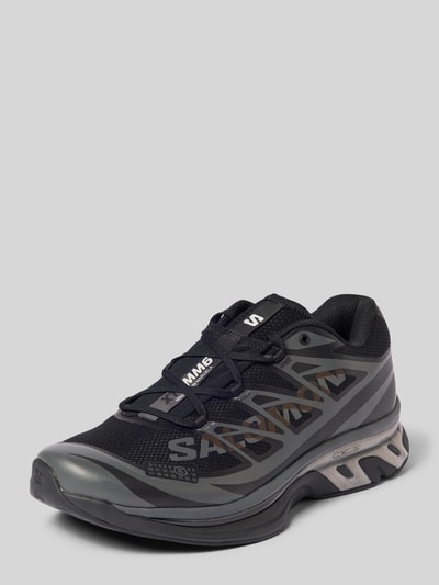 Produktfoto, Sneaker mit Kontrastbesatz von MM6 Maison Margiela in Schwarz mit abgerundeter Form, Schnürverschluss, strukturierten Sohlen, Label-Details, Herren Modell, Absatzhöhe 4 cm, Schafthöhe 8 cm, Größe 44.
