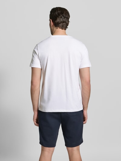 Männermodel trägt weißes T-Shirt mit Logo-Stitching von Polo Ralph Lauren aus Baumwolle, gerade Passform, Ganzkörperansicht Rückansicht.
