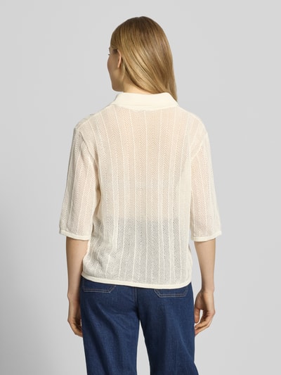 Kobiece modelka nosi Regular Fit Hemdbluse in Lochmuster Modell 'Alva' od Mustang, bawełna, półrękaw, kremowy kolor, całkowita tylna perspektywa.