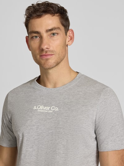 Männermodel trägt Regular Fit T-Shirt aus reiner Baumwolle von s.Oliver RED LABEL in Hellgrau, unifarben, Label Print, Nahaufnahme Oberkörper.