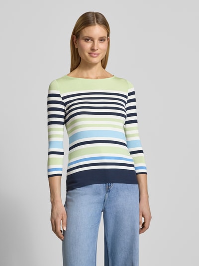 Modelka nosi t-shirt aus Viskose-Elasthan-Mix mit 3/4-Arm von Betty Barclay w paski, krój slim fit, okrągły dekolt, damski t-shirt, długość tyłu w rozmiarze 36: 57 cm, widok całej sylwetki z przodu.
