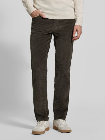 Männermodel trägt dunkelbraune Straight Fit Cordhose aus Baumwoll-Mix Modell 'Mythos Flex Cord' von Brax, Ganzkörperansicht von vorne, Herren Cordhose.