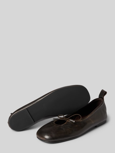 Produktfoto, Ballerinas aus Leder mit Schnürung Modell 'Rosalind' von ALOHAS in Dunkelbraun, Abgerundete-Spitze, Absatzhöhe 1 cm, Schafthöhe 7 cm, Schaftweite 5 cm