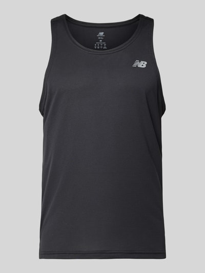 Produktfoto, schwarzes Tanktop mit Logo und Rundhalsausschnitt von New Balance, Regular Fit, feine Struktur, Rückenlänge 66 cm bei Größe M