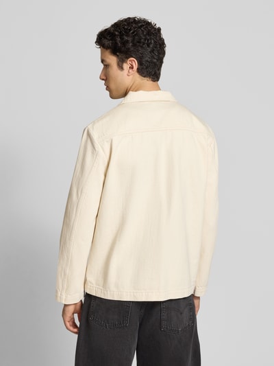Männermodel trägt Jacke mit Pattentaschen Modell 'Marseille' von G-Star Raw in Reine Baumwolle, Regular-Fit, Rückenansicht, Ganzkörperansicht Rückansicht.