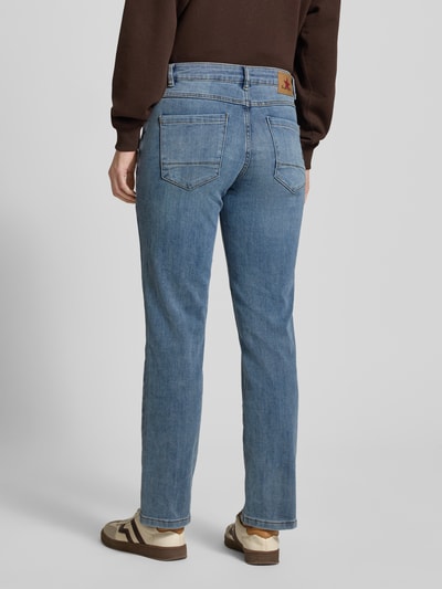 Männermodel trägt Straight Fit Jeans mit Eingrifftaschen Modell 'Anna' von Buena Vista, bawełna z dodatkiem wiskozy, widok z tyłu pełnej sylwetki.