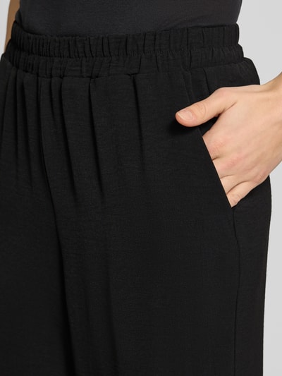 Frauenmodel trägt Weite HOSE in Crêpe-Verarbeitung Modell 'TIFFANY' von Pieces, Optik: Unifarben, Nahaufnahme Oberkörper.