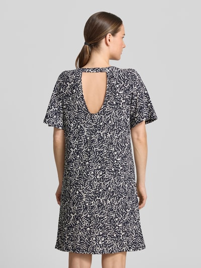 Frauenmodel trägt Knielanges Kleid im Allover-Look von Zero in Dunkelblau mit weißem Muster, Material-Mix mit Stretch-Anteil, gerader Schnitt, Knielänge, Rundhalsausschnitt, Rückenlänge bei Größe 36: 90 cm, Brustweite 48 cm, Ärmellänge 30 cm, Ganzkörperansicht Rückansicht.