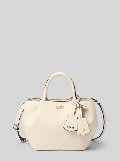 Produktfoto, cremefarbene Handtasche in Leder-Optik Modell 'Amorette' von GUESS mit abnehmbarem Trageriemen und Logo-Detail, geteiltes Hauptfach mit Magnetverschluss, Maße: 28x23x15 cm, Länge Schulterriemen 118 cm