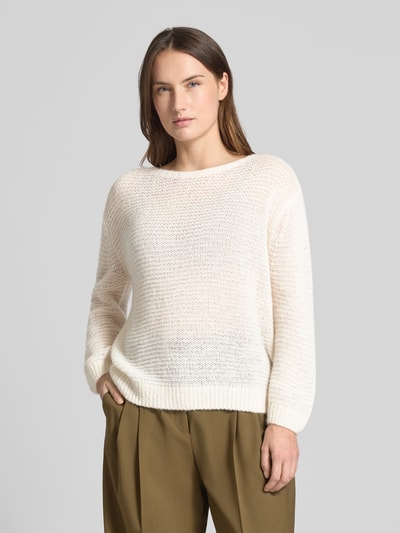 Frauenmodel trägt Regular Fit Pullover mit Alpaka-Anteil in Strick-Optik von Luisa Cerano, semitransparent, cremefarben, Nahaufnahme Oberkörper. Material-Mix mit Alpaka- und Woll-Anteil, Rundhalsausschnitt, elastische Abschlüsse.