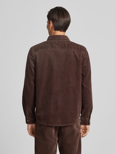 Männermodel trägt Comfort Fit Hemdjacke aus Baumwoll-Mix von s.Oliver RED LABEL in Dunkelbraun mit fein gerippter Struktur, Ganzkörperansicht Rückansicht.