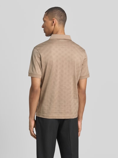 Männermodel trägt Modern Fit Poloshirt mit Strukturmuster Modell 'Roberto' von JOOP! Collection aus reiner Baumwolle, sandfarben, Label-Detail, Rückenlänge bei Größe M 68 cm, Ganzkörperansicht Rückansicht.