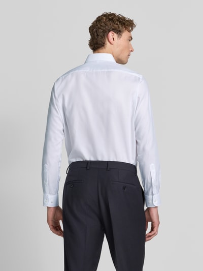 Männermodel trägt wit Regular Fit Business-Hemd met kentkraag van Christian Berg Men van puur katoen, met lange mouwen, knoopsluiting, ruglengte maat 39/40: 78 cm, schouderbreedte: 45 cm, mouwlengte: 65 cm, Ganzkörperansicht Rückansicht.