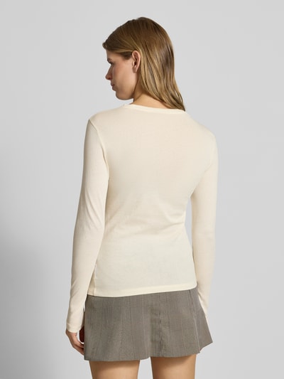 Vrouwenmodel draagt Slim Fit shirt met lange mouwen uit puur katoen van Marc O'Polo Denim in effen kleur, labeldetail, jersey. Ganzkörperansicht Rückansicht.