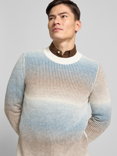 Männermodel trägt Strickpullover mit Rundhalsausschnitt Modell 'Bow' von Cinque, Baumwoll-Mix, Regular-Fit, Ripp-Optik, Nahaufnahme Oberkörper.