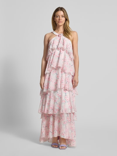 Frauenmodel trägt Volant Abendkleid mit V-Ausschnitt Modell 'FELICIA' von Vero Moda, Optik: Unifarben, Passform: Volantkleid, Maxi-Länge, Ausschnitt: V-Ausschnitt, Verschluss: Nahtreißverschluss, Materialverarbeitung: Chiffon; zarte Rosa- und Pastelltöne mit fließender Struktur, Ganzkörperansicht von vorne.