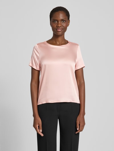 Frauenmodel trägt Blusenshirt aus Satin mit Rundhalsausschnitt von Christian Berg Woman Selection in zartem Rosé, glatte Oberfläche, Ganzkörperansicht von vorne.