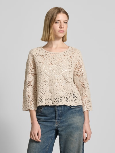 Frauenmodel trägt Relaxed Fit Pullover in Strick-Optik mit Allover-Pailettenbesatz von Betty Barclay, cremefarben, semitransparent, Baumwoll-Mix, langärmelig, Vorderansicht, Nahaufnahme Oberkörper.