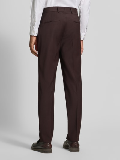 Männermodel trägt dunkelbraune Straight Fit Hose mit Lanawoll-Anteil Modell 'Tenuta' von Tiger of Sweden, Ganzkörperansicht Rückansicht. Elastischer Material-Mix, Bügelfalten, Haken- und Reißverschluss sichtbar.