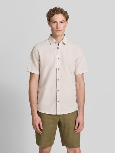 Männermodel trägt Regular Fit Freizeithemd aus Leinen-Baumwolle-Mix von Tom Tailor, Optik: Unifarben, Ganzkörperansicht von vorne.