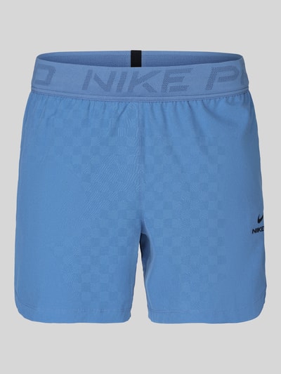 Produktfoto, hellblaue Regular Fit Sportshorts mit Dri-FIT-Technologie von Nike Training, glatte Oberfläche, dezentes Karo-Muster.