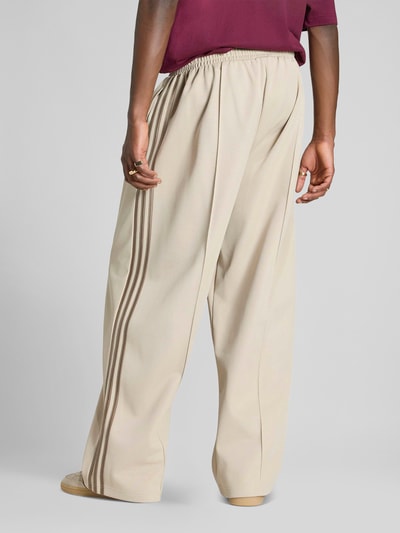 adidas Originals Spodnie dresowe o kroju loose fit z mieszanka bawełny z kantami Piaskowy 5