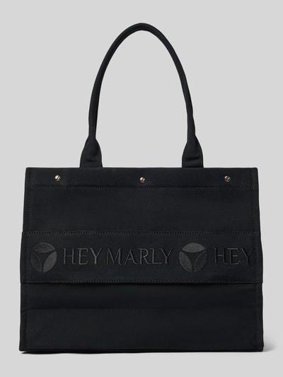 Produktfoto, Handtasche mit Logo-Stitching Modell 'Signature' von Hey Marley, schwarzes Strukturmuster, Hauptfach mit Druckknopfverschluss, Reißverschlussfach innen, Schulterriemen, Maße: Breite 32 cm, Länge 41 cm, Tiefe 16 cm, Riemenlänge 64 cm.