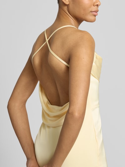 Frauenmodel trägt Abendkleid aus Satin mit Rückenausschnitt von Laona in zartem Gelb, taillierte Passform, Spaghetti-Träger, Detailaufnahme Rückansicht.