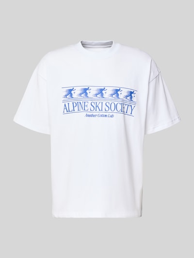 Produktfoto, T-Shirt mit Label-Print von ANOTHER COTTON LAB in Weiß mit blauem Print, Reine Baumwolle, Lockerer-Schnitt, Gerippter Rundhalsausschnitt, Rückenlänge bei Größe M 73 cm.