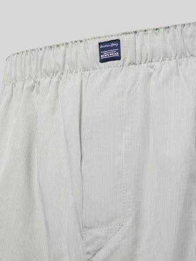 Produktfoto, Boxershorts mit elastischem Bund im 2er-Pack von Christian Berg Men aus Baumwoll-Mix mit Bio-Baumwoll-Anteil, lockerer Schnitt, Label-Detail, feines helles Streifenmuster, weiche Textur
