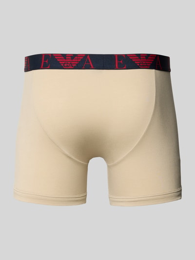 Männermodel trägt Boxershorts mit elastischem Logo-Bund im 3er-Pack von Armani aus Baumwoll-Elasthan-Mix, körpernaher Schnitt, Ganzkörperansicht Rückansicht.