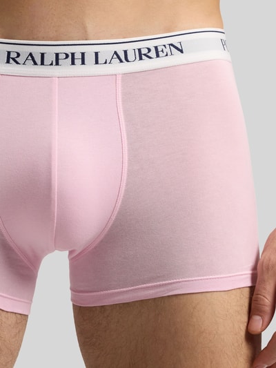 Männermodel trägt Skinny Fit Boxershorts aus Baumwoll-Mix im 3er-Pack von Polo Ralph Lauren Underwear, Optik: Unifarben, Label-Schriftzug, Bundabschluss: Elastisch, Materialverarbeitung: Stretch, Nahaufnahme Unterkörper.