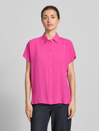 Frauenmodel trägt Regular Fit Bluse aus Viskose von Christian Berg Woman in Pink mit Hemdblusenkragen und Knopfleiste, Ganzkörperansicht von vorne. Rückenlänge bei Größe 36: 64 cm, Ärmellänge bei Größe 36: 15 cm.