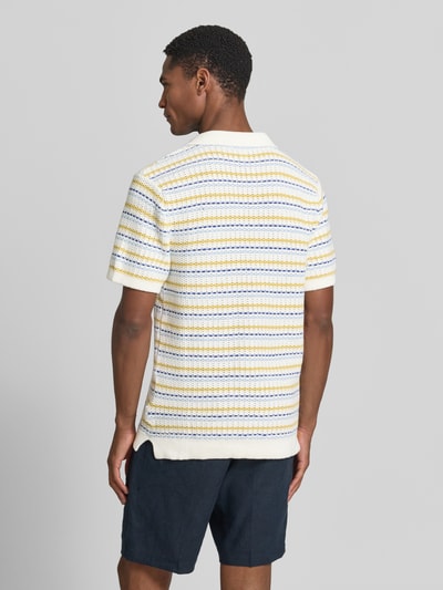 Männermodel trägt Regular Fit Strick-Poloshirt mit V-Ausschnitt Modell 'MIDSKOV' von Casual Friday, Allover-Look, Reine Baumwolle, Ganzkörperansicht Rückansicht.