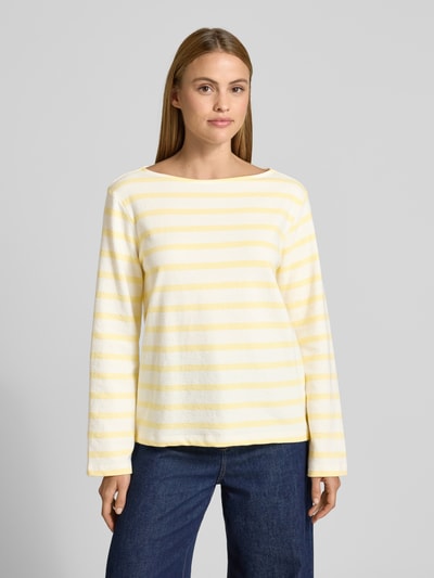 Vrouwenmodel draagt Relaxed Fit Sweatshirt aus reiner Baumwolle van s.Oliver RED LABEL, geel-wit gestreept, two tone, label patch, u-boot hals, lange mouwen van puur katoen sweatstof, kleur zachte pasteltinten; Ganzkörperaanzicht van voren.