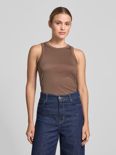 Frauenmodel trägt Tanktop in Ripp-Optik mit Rundhalsausschnitt von MM by Max Mara, braun, Slim Fit, glatte Textur, Ganzkörperansicht von vorne.