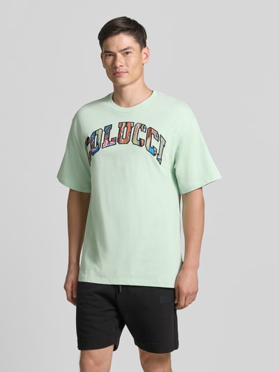 Männermodel trägt T-Shirt mit 1/2-Arm von COLUCCI in Mintgrün, reine Baumwolle, gerader Schnitt, Rundhals, Ganzkörperansicht von vorne