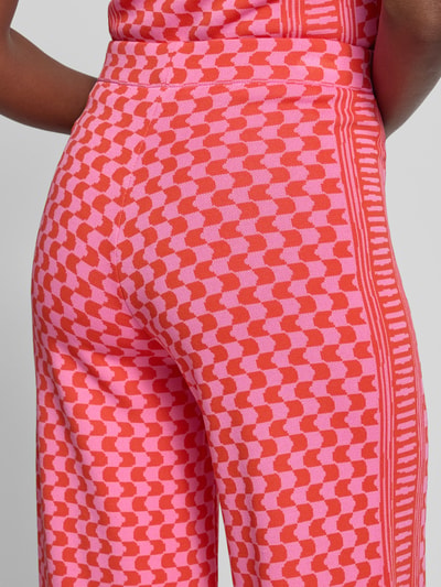 Frauenmodel trägt Flared Cut Hose aus Viskose-Mix im Allover-Look Modell 'JONAS' von SUNCOO PARIS, geometrisches Muster, Detailaufnahme