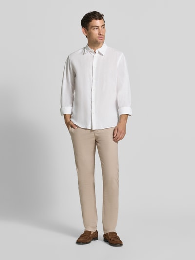 Männermodel trägt Kleingemusterte Hose mit Gesäßtaschen von MCNEAL in Beige, Slim Fit, Baumwoll-Elasthan, Ganzkörperansicht von vorne.
