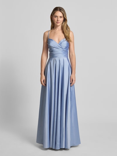 Frauenmodel trägt Regular Fit Abendkleid mit gelegten Falten von Luxuar, Satin in Hellblau, Spaghetti-Träger, Ganzkörperansicht von vorne.