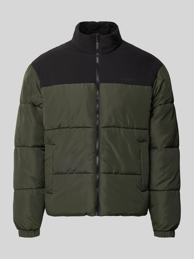 Produktfoto, Steppjacke mit Stehkragen Modell 'RAZE' von JACK & JONES in Olivgrün mit schwarzem Schulterbereich, Regular Fit, glatte Textur, Reißverschluss und Eingrifftaschen, Vorderansicht, Herren Steppjacke, Rückenlänge 70 cm, Schulterbreite 53 cm, Brustweite 60 cm, Ärmellänge 66 cm