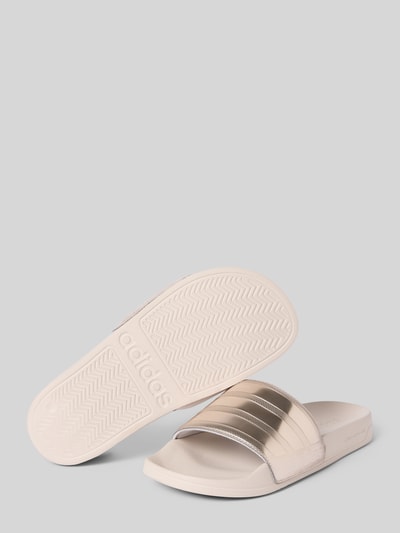 Produktfoto, Badeschuhe mit Metallic-Detail Modell 'ADILETTE SHOWER' von adidas Sportswear, jednorodny kolor, zaokrąglony nosek, płaska podeszwa, metaliczny detal, bez zapięcia, podeszwa z fakturą