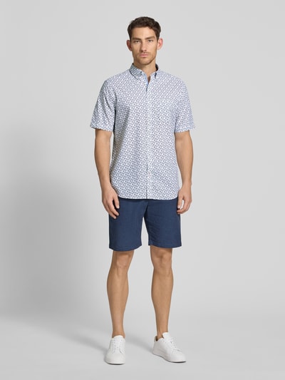 Männermodel trägt Regular Fit Freizeithemd mit Button-Down-Kragen von Christian Berg Men, Reine Baumwolle, Allover-Look, Ganzkörperansicht von vorne.