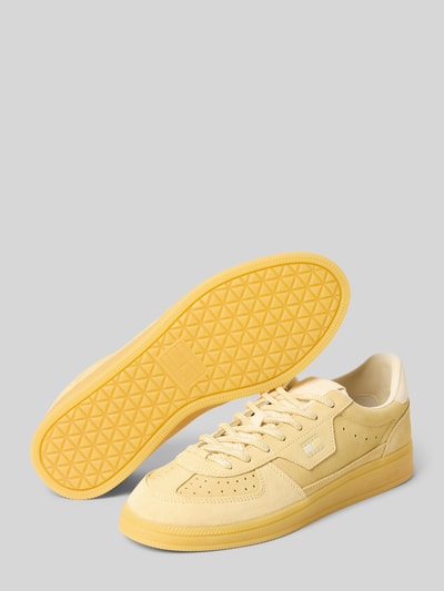 Produktfoto, gelber Sneaker aus Veloursleder mit Logo-Details von Tommy Jeans, glatte und strukturierte Textur, Damen Sneaker von Tommy Jeans
