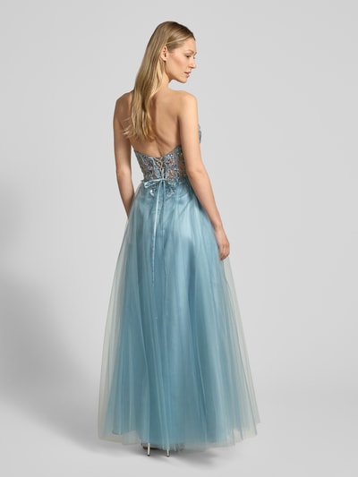 Modelka nosi Regular Fit Abendkleid mit floralem Pailettenbesatz von Laona, siateczka, krój regular fit, kwiatowe cekiny, koronka, odkryte ramiona, długość tyłu w rozmiarze 36: 124 cm, szerokość w rozmiarze 36: 32 cm, widok całej sylwetki z tyłu