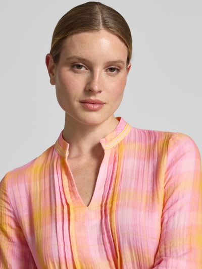 Frauenmodel trägt Relaxed Fit Midikleid mit Tunika-Kragen von Emily Van den Bergh aus Baumwoll-Mix in Rosa-Orange mit Gelegte Falten, Halbarm, Nahaufnahme Oberkörper. Kontext: Rückenlänge bei Größe 36 112 cm, Brustweite 48 cm, Ärmellänge 36 cm.
