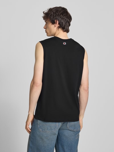Männermodel trägt Top mit Label-Stitching und Rundhalsausschnitt von CHAMPION in Schwarz, reine Baumwolle, Regular Fit, Ganzkörperansicht Rückansicht.