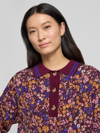 Frauenmodel trägt Relaxed Fit Pullover aus Viskose-Mix Modell 'KARTOS' von Essentiel Antwerp, buntes Muster, Nahaufnahme Oberkörper. Damen Pullover von Essentiel Antwerp.